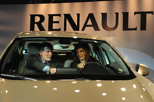 Maciet y la presidenta a bordo del Renault Fluence en Córdoba.