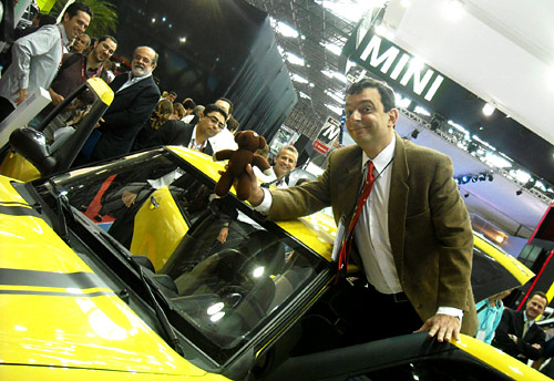 El falso Mr Bean en el stand de Lifan en el Salón de San Pablo 2010 -  Foto: Cosas de Autos Blog