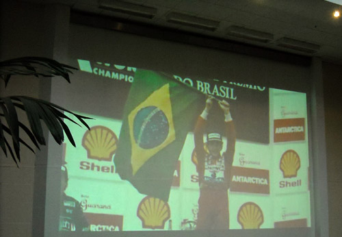 El trailer de Senna proyectado en las paredes del Hotel Holiday Inn en San Pablo