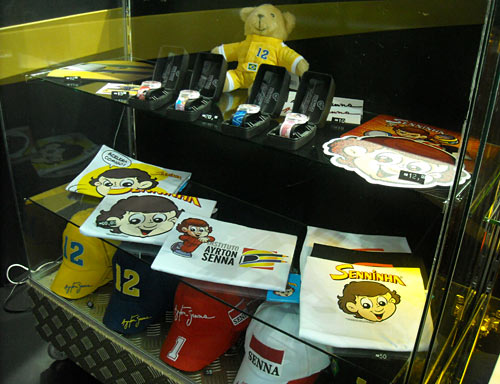 Merchandising de Senna en el Salón de San Pablo.