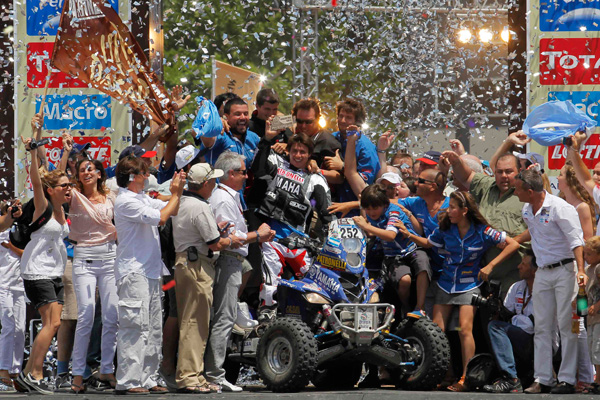 Alejandro Patronelli coronado en el podio del Dakar 2011