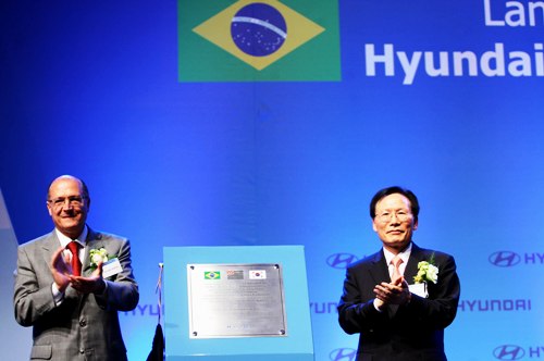 Geraldo Alckmin, gobernador de San Pablo y y Shin Jung Woon, vice presidente de Hyundai.