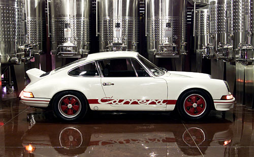 Porsche Carrera en las instalaciones de la bodega Pulenta Estate.