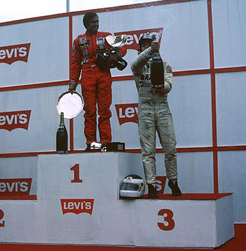 Reutemann acompañado de Patrese en el podio de Brasil. Jones no fue.