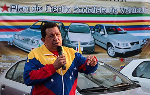 Chavez entrega autos populares hechos en Argentina