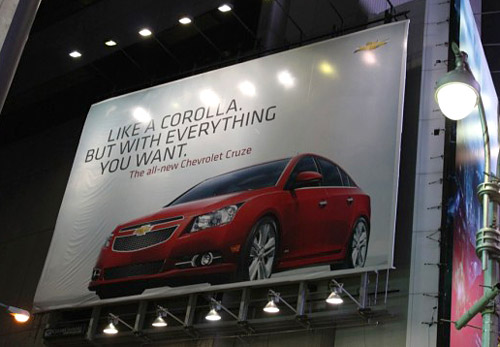 Aviso de vía pública de Chevrolet Cruze en Times Square. - Foto: GM Authority