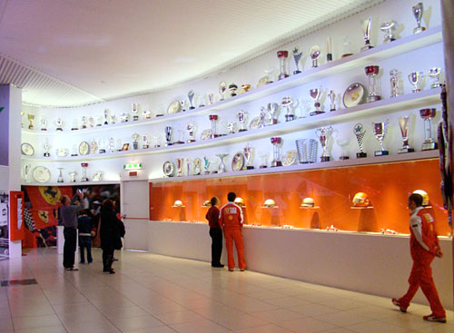 Trofeos en el Museo Ferrari.