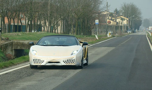 Un Lamborghini en fase de prueba por las calles aledañas.