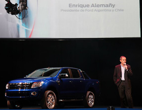 Enrique Alemañy junto a la nueva Ford Ranger