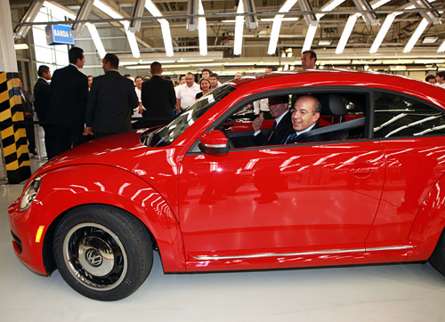Felipe Calderón al volante de un nuevo Beetle.