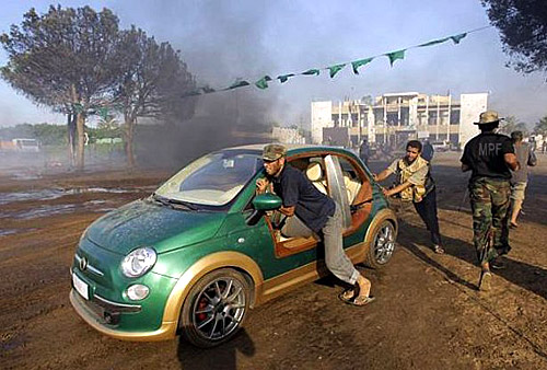 Rebeldes se encontraron con el Fiat 500 eléctrico de Khadafy - Foto: AP