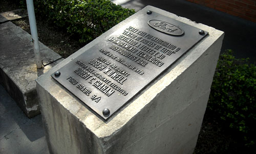Placa conmemorativa de la inauguración del complejo de Ford en Tatuí.