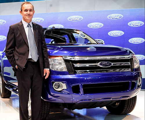 Enrique Alemañy, presidente de Ford Argentina, junto a la Ranger 2012.