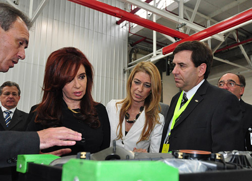 Enrique Alemañy junto a Cristina Kirchner y Débora Giorgi en la presentación de la nueva planta de motores de Ford