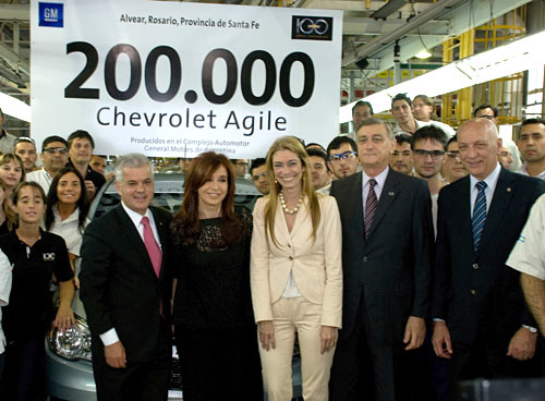 Sergio Rocha, Cristina Fernández, Débora Giorgi y Hermes Binner en la planta de GM.