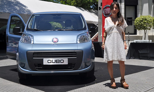 Carolina Méndez Acosta, brand manager de Fiat junto al Qubo.
