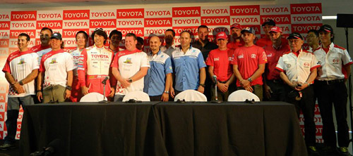 Todos los pilotos Toyota en la previa del Dakar en Zárate.