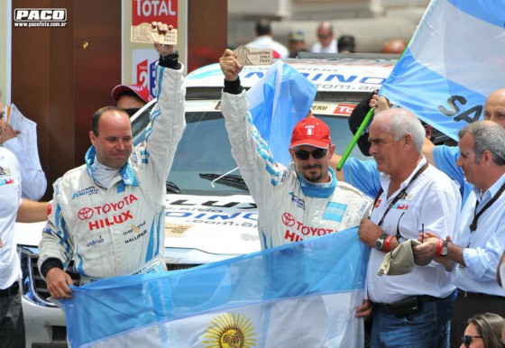 Lucio Álvarez y Ronnie Grau en el podio de Lima en el Dakar 2012.