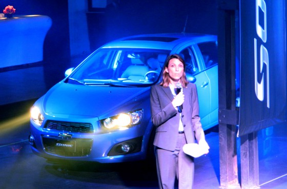 Isela Costantini, Presidenta de GM Argentina, junto al Sonic.