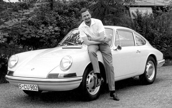 Ferdinand Alexander Porsche junto a su famosa y genial creación, el 911 original.