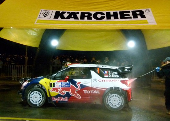 Kärcher lava el auto de Sebastian Loeb en el inicio del Rally Argentina 2012.
