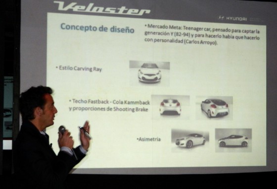 José Luis Denari explicando el concepto de diseño del Veloster.