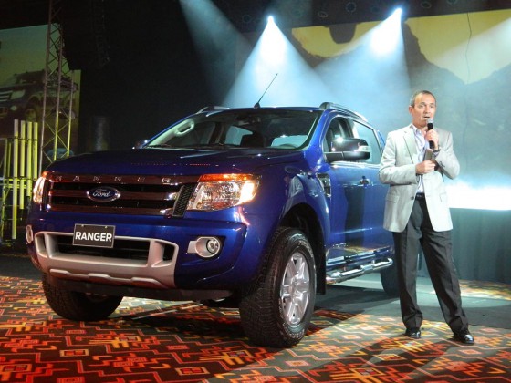 Enrique Alemañy, presidente de Ford Argentina junto a la Nueva Ranger.