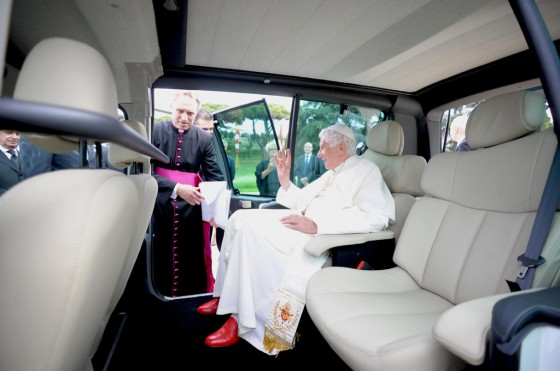 Benedicto XVI se sube por primera vez al Papamóvil eléctrico de Renault.