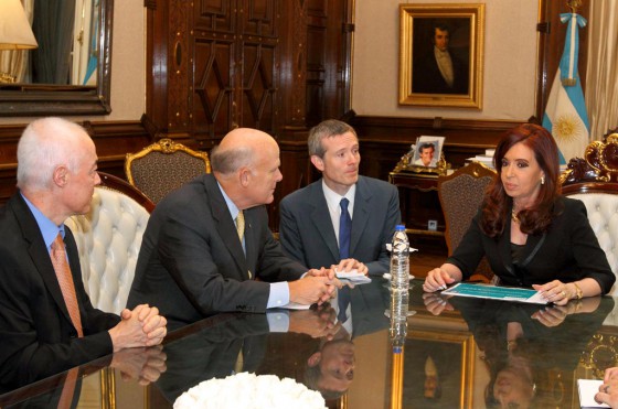 Jaime Ardila y Dan Akerson junto a Cristina Fernández.