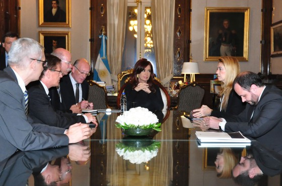 Dieter Zetsche, CEO de Daimler AG, junto a a la presidenta Cristina Fernández.