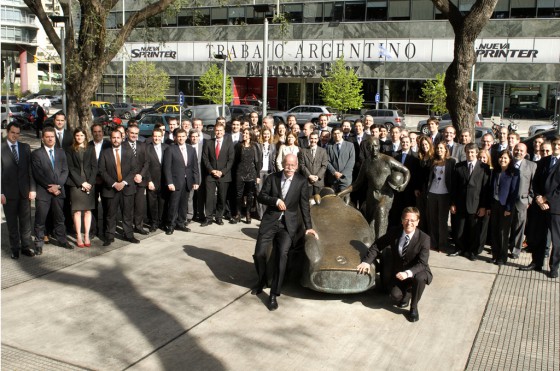 Zetsche, CEO de Daimler AG y Zey, Presidente de Mercedes-Benz Argentina junto al Directorio y staff gerencial de MB Argentina.