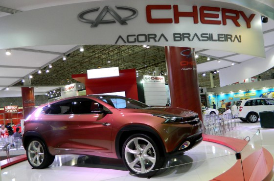 El concept car TX en primer plano y de fondo el nuevo slogan de Chery para Brasil.