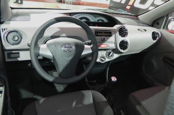 El interior del Toyota Etios en el Salón de San Pablo 2012