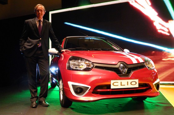 Gustavo Fosco junto al Renault Clio Mio.