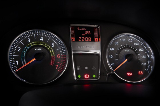Relojes y computadora de a bordo del Renault Clio Mio.