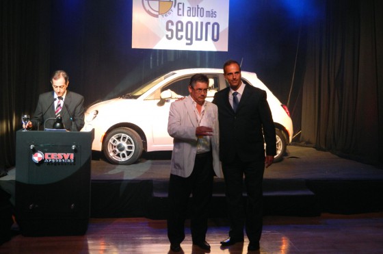 Javier Vernengo, Director Relaciones Externas y Comunicación de Fiat Argentina, y el premio al 500.