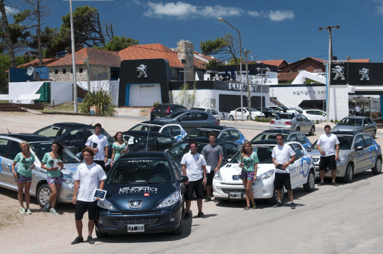 Los drivers del "Peugeot 207 Compact levanta" frente al stand.
