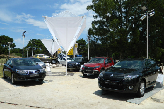 Verano 2013: imponente presencia de Renault en la entrada a Pinamar