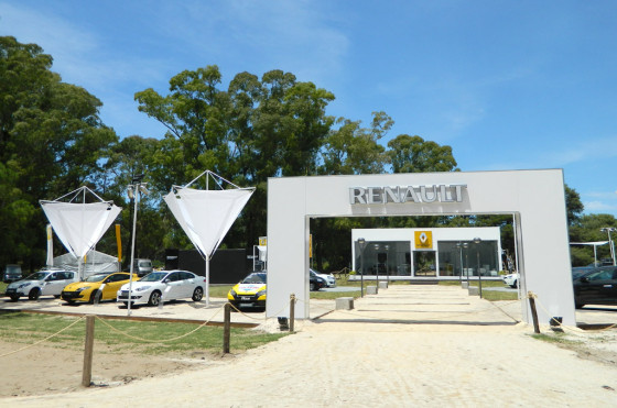 Verano 2013: imponente presencia de Renault en la entrada a Pinamar