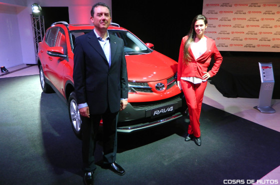 Daniel Afione, gerente general de Toyota, junto a la Nueva RAV4.