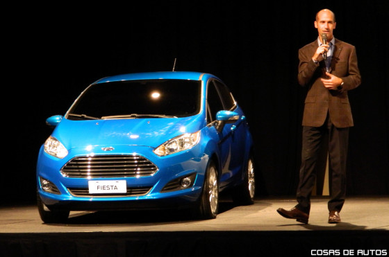 Ricardo Flammini, Director de marketing y ventas, junto al Ford Fiesta KD.