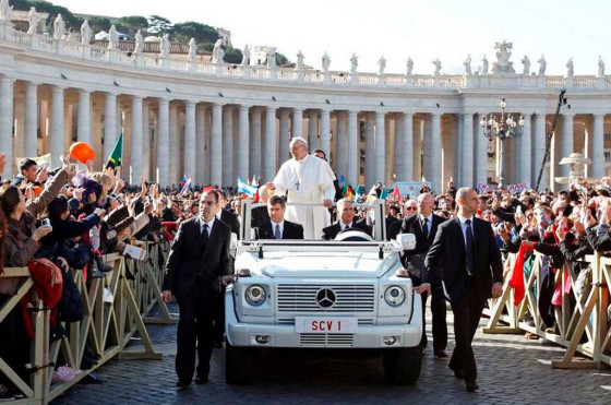 El papa Francisco en el Mercedes Clase G