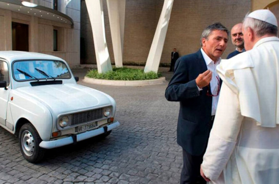 El papa en su Renault 4 - Foto: Famiglia Cristiana
