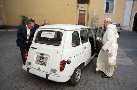 El Papa en su Renault 4 - Foto: Famiglia Cristiana