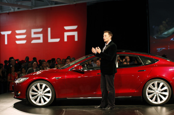 Elon Musk junto al Tesla S