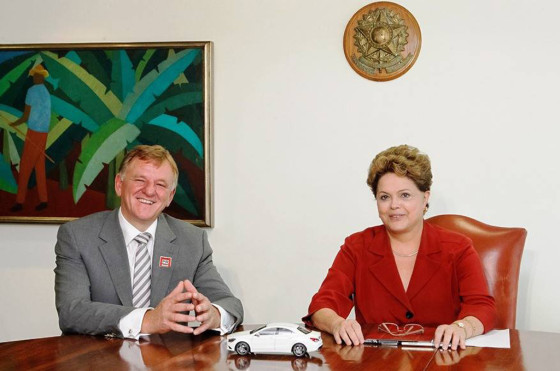Andreas Renschler, CEO de Mercedes-Benz junto a la presidenta Dilma Rousseff en el anuncio de la inversión.