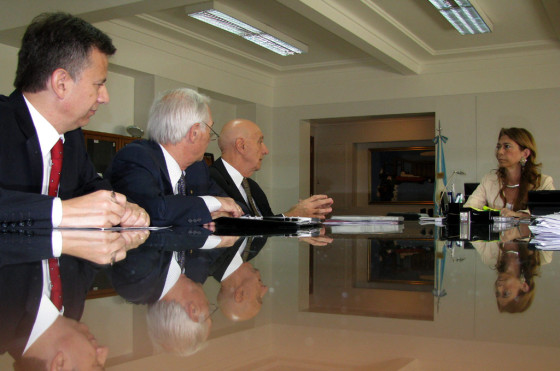 Otros tiempos: Scalise, titular de CIDOA, y otros miembros de la Cámara dialogando con la ministra de Industria Débora Giorgi.