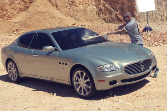 Video: René de Calle 13 destruyó su Maserati en un mensaje anti excesos