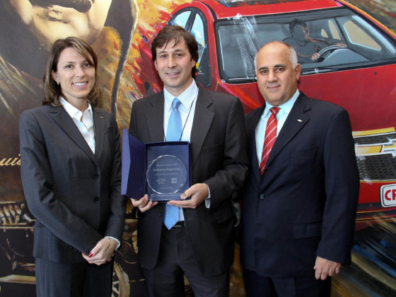 Isela Costantini y José Cammilleri le entregaron el premio a la firma Gestamp.