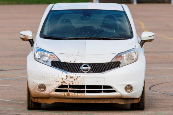 Nissan prueba una pintura de auto que repele la suciedad